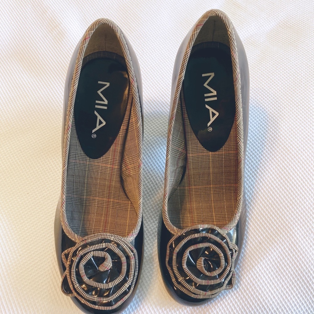 Mia Bloom Woman’s Slip On Shoes Round Toe Floral Block Heels Brown Size 6 M